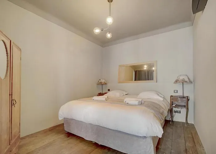 Red & Bleue Yourhosthelper Cannes