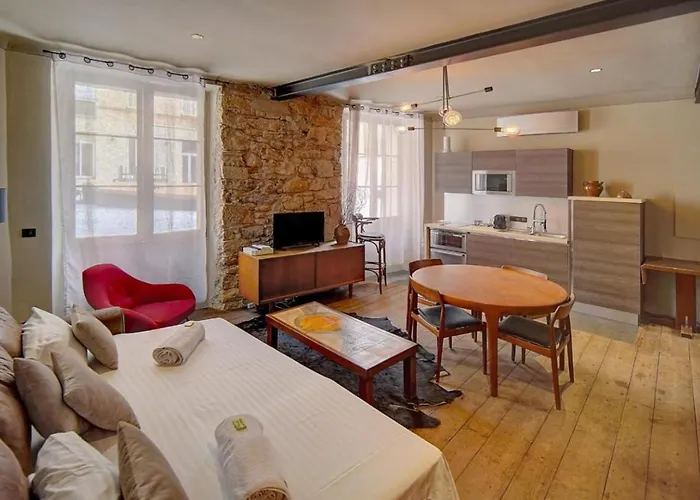 Red & Bleue Yourhosthelper * Cannes