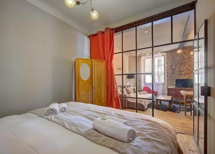 Red & Bleue Yourhosthelper Cannes