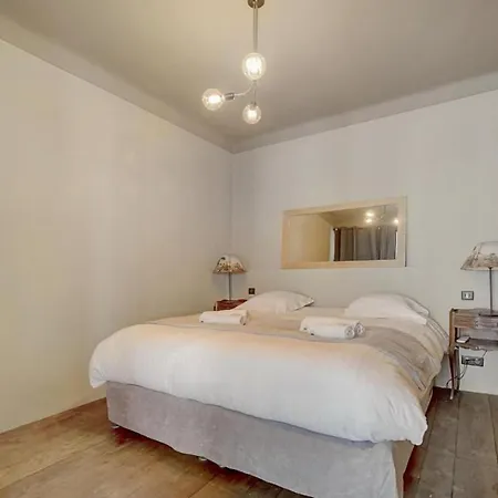 Red & Bleue Yourhosthelper Cannes