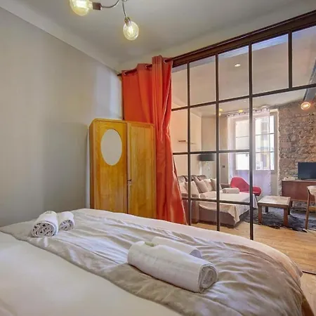 Red & Bleue Yourhosthelper Cannes